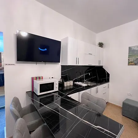 White Star - With Parking شقة تيرانا